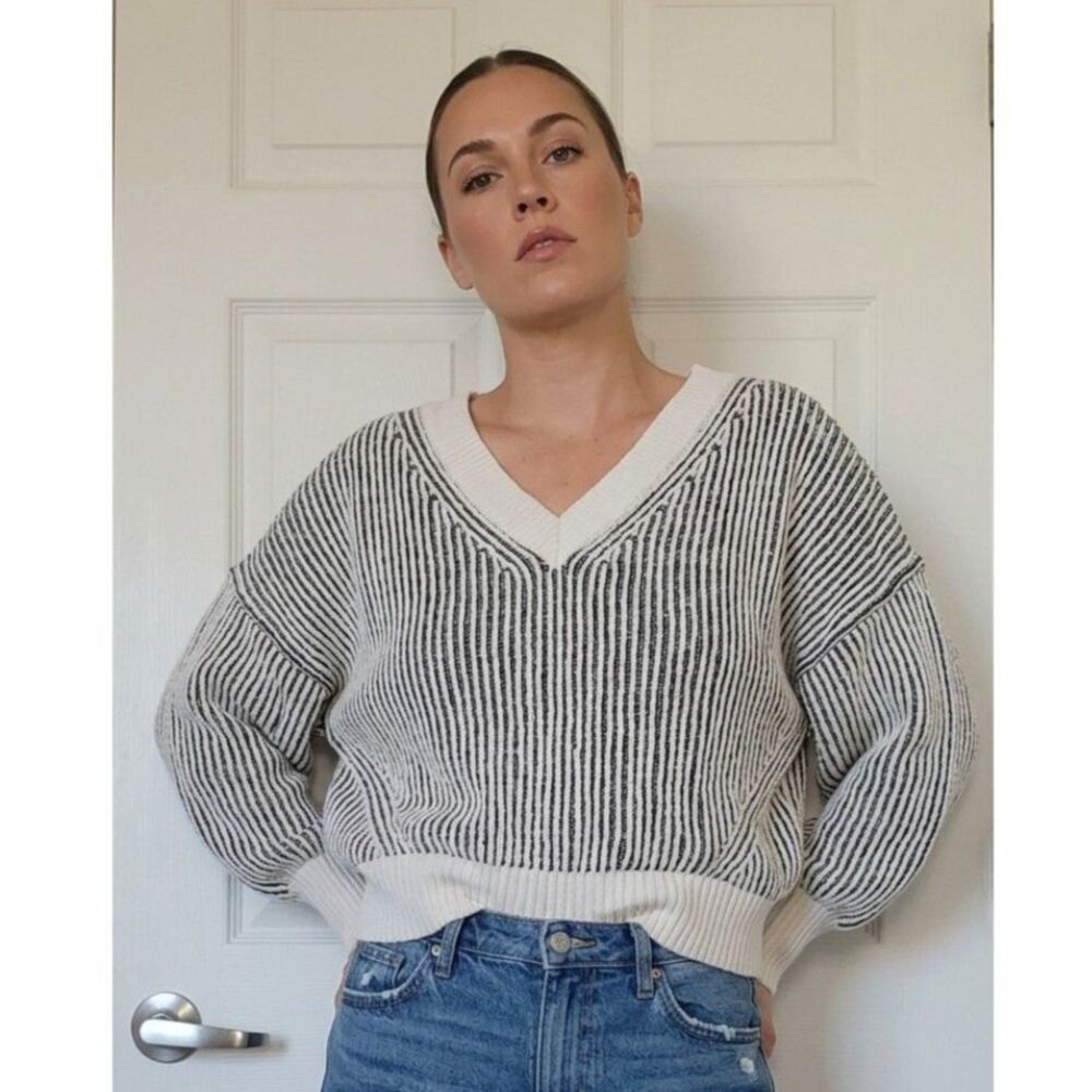 Aerie Sweater Womens Black White Striped V Neck Chunky Oversized Fall Winter